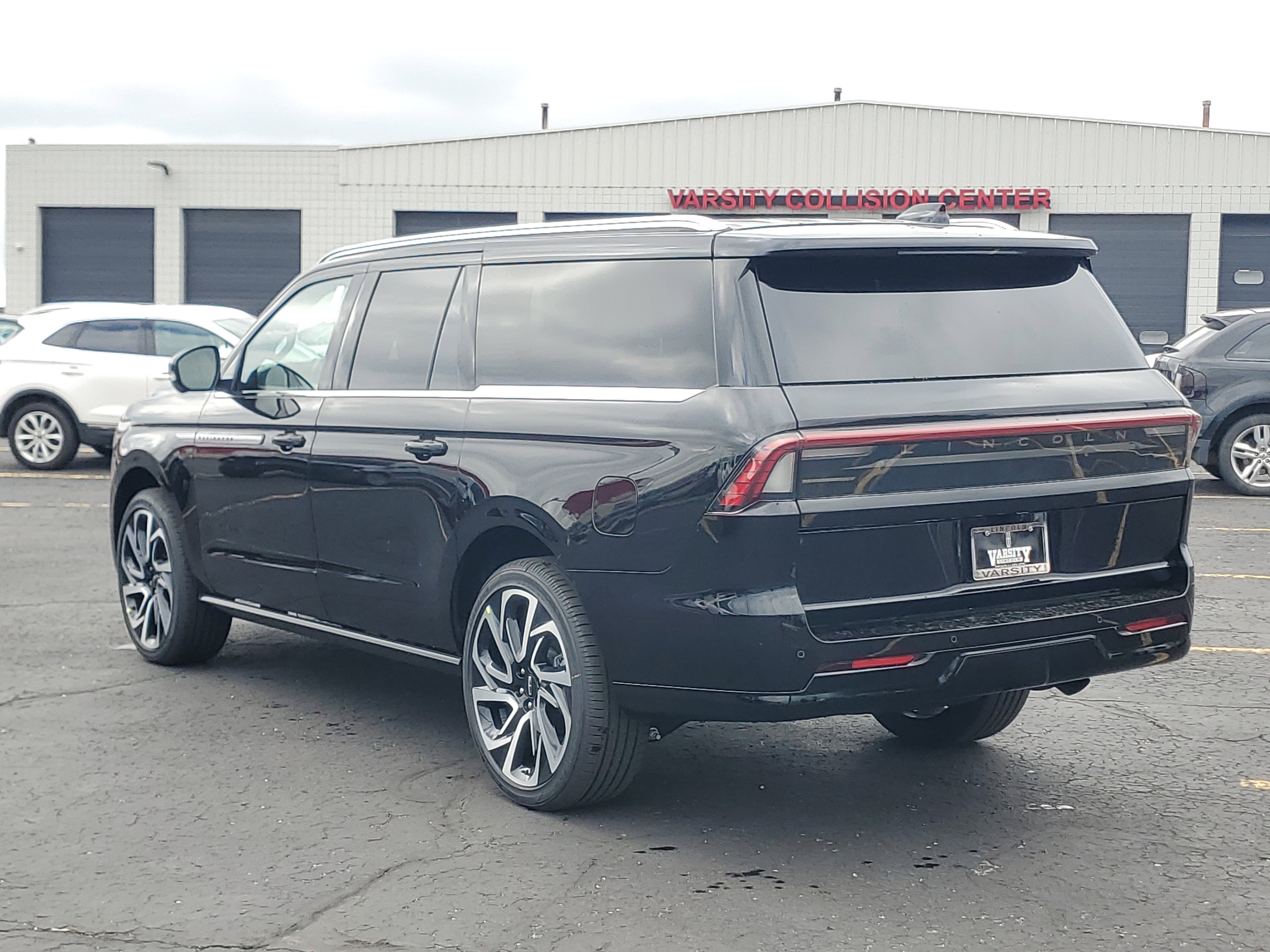 New 2026 Lincoln Navigator L Reserve AWD/4WD image 3