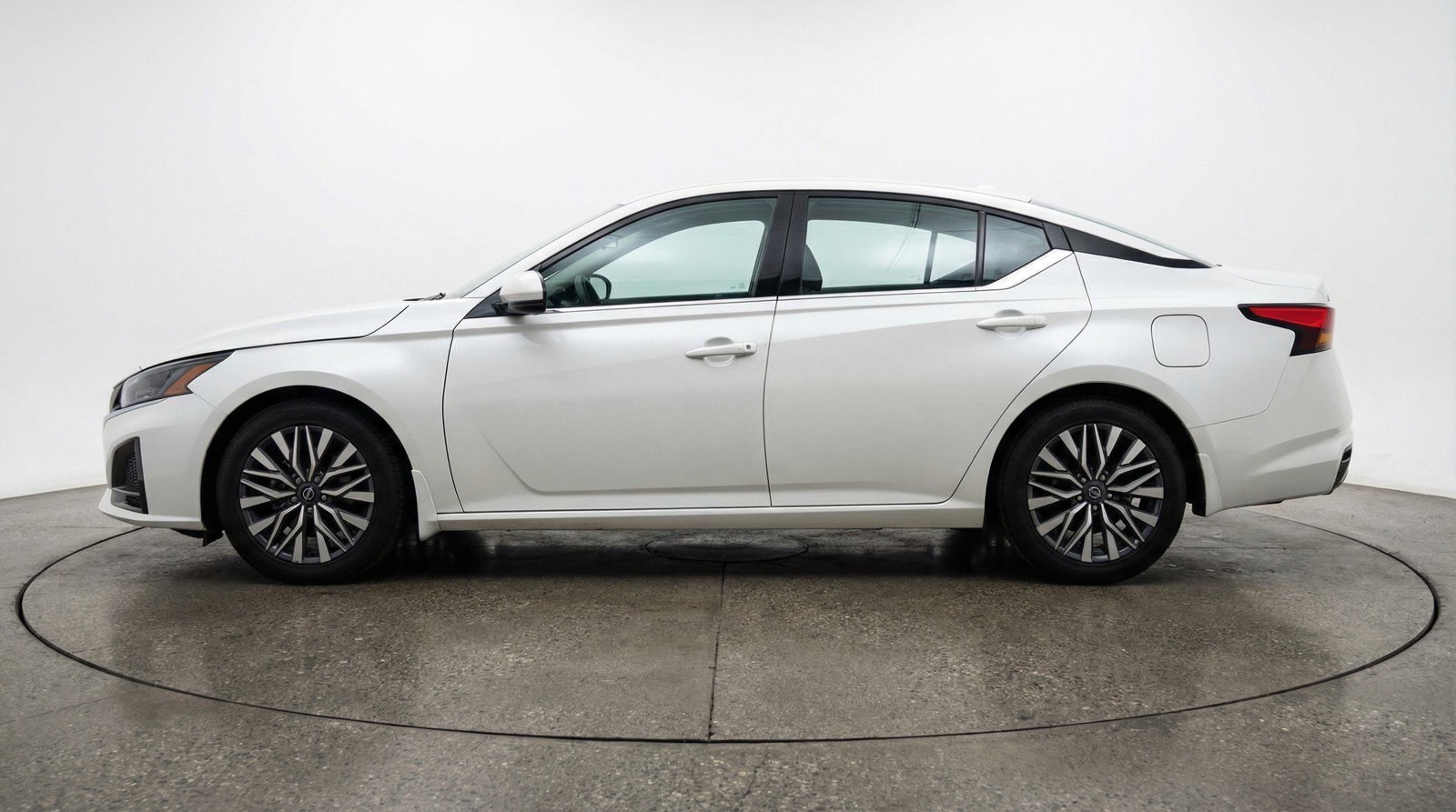 Used 2025 Nissan Altima 2.5 SV image 5