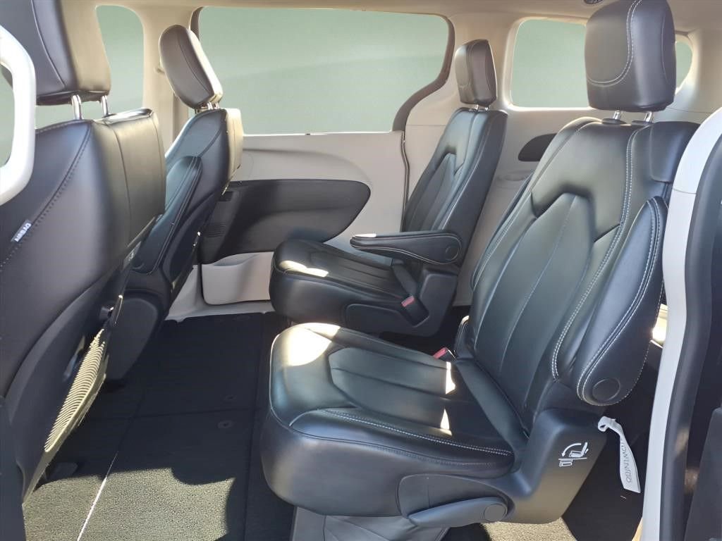 Used 2023 Chrysler Pacifica Touring-L FWD image 5