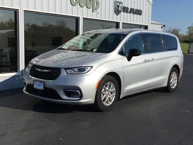 Used 2024 Chrysler Pacifica Touring-L image 7