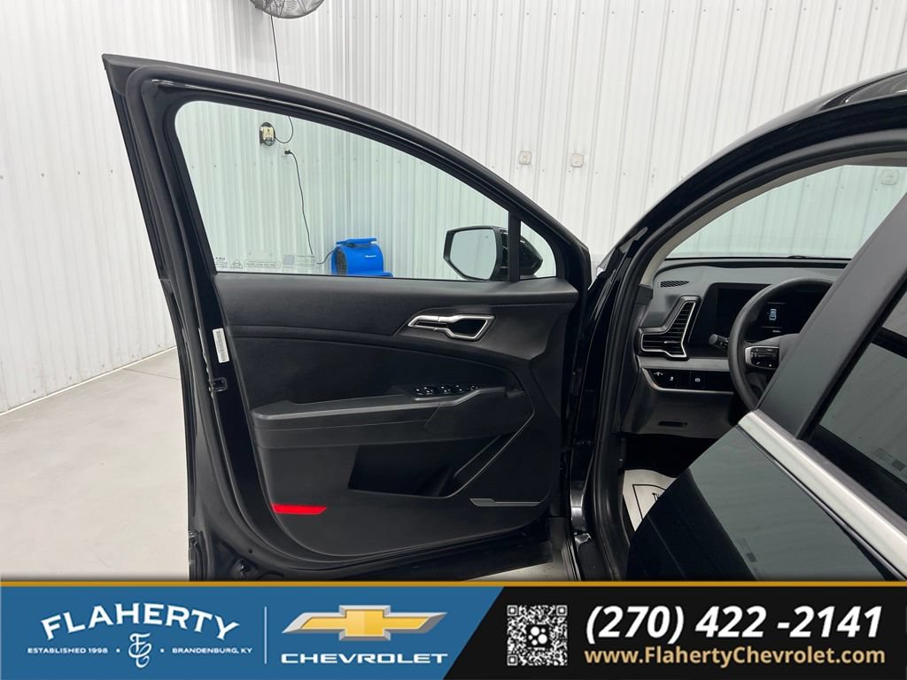 Used 2025 Kia Sportage LX FWD image 8