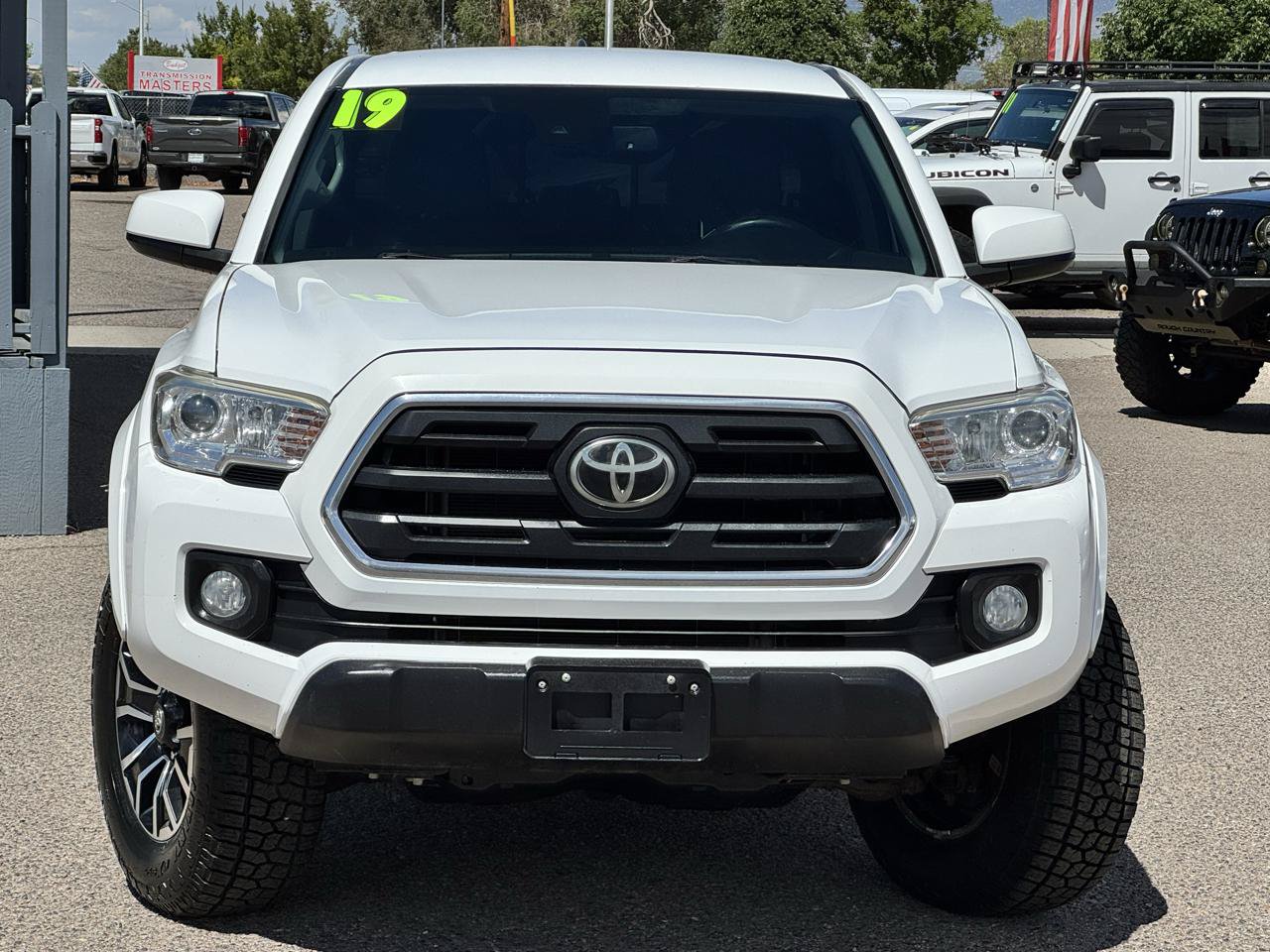 Used 2019 Toyota Tacoma SR5 AWD/4WD image 2