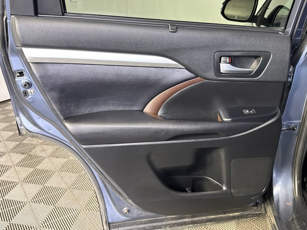 Used 2019 Toyota Highlander XLE AWD/4WD image 39