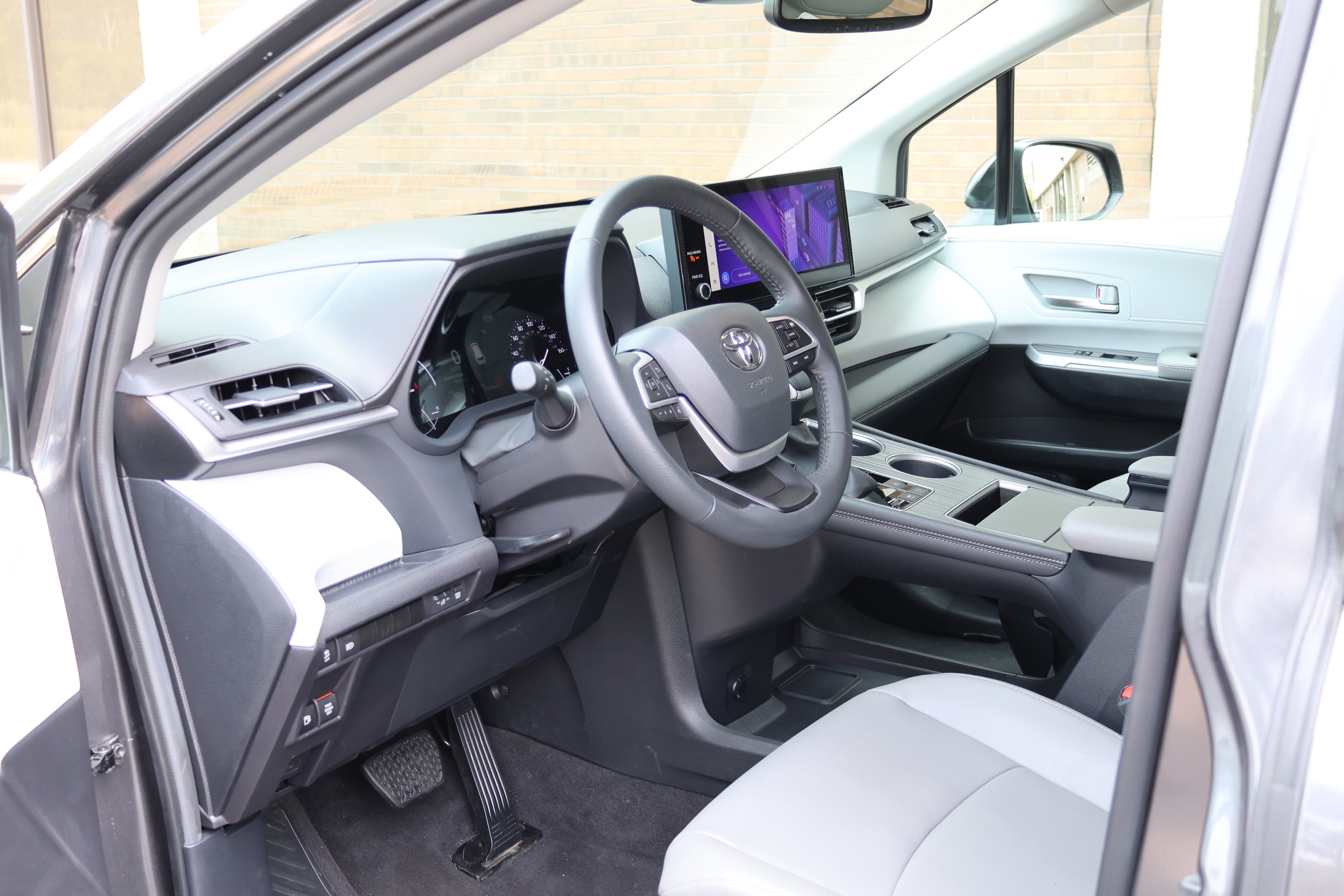 Certified 2025 Toyota Sienna XLE FWD image 36