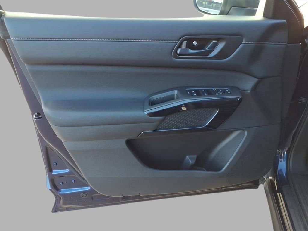 Used 2025 Nissan Pathfinder SV image 17