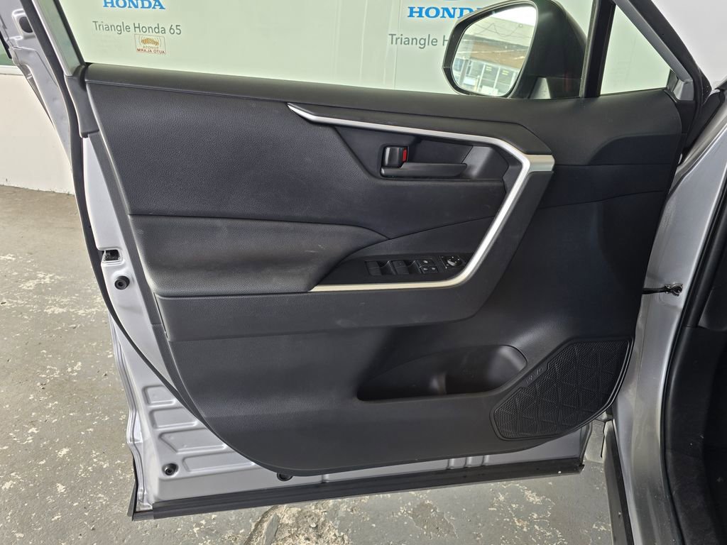 Used 2023 Toyota RAV4 LE AWD/4WD image 17