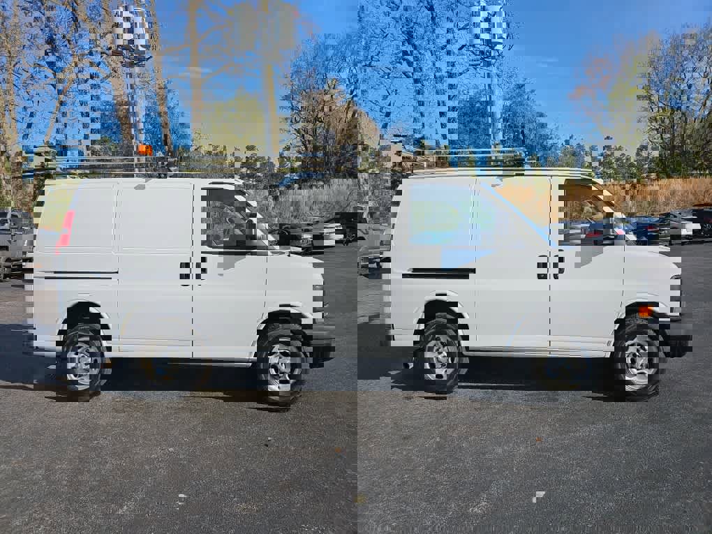 Used 2017 Chevrolet Express 2500 image 2