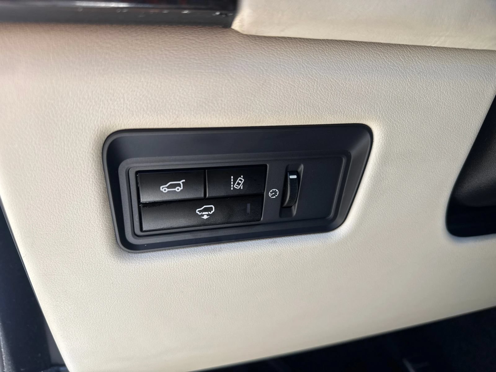 Used 2015 Land Rover Range Rover Supercharged AWD/4WD image 38