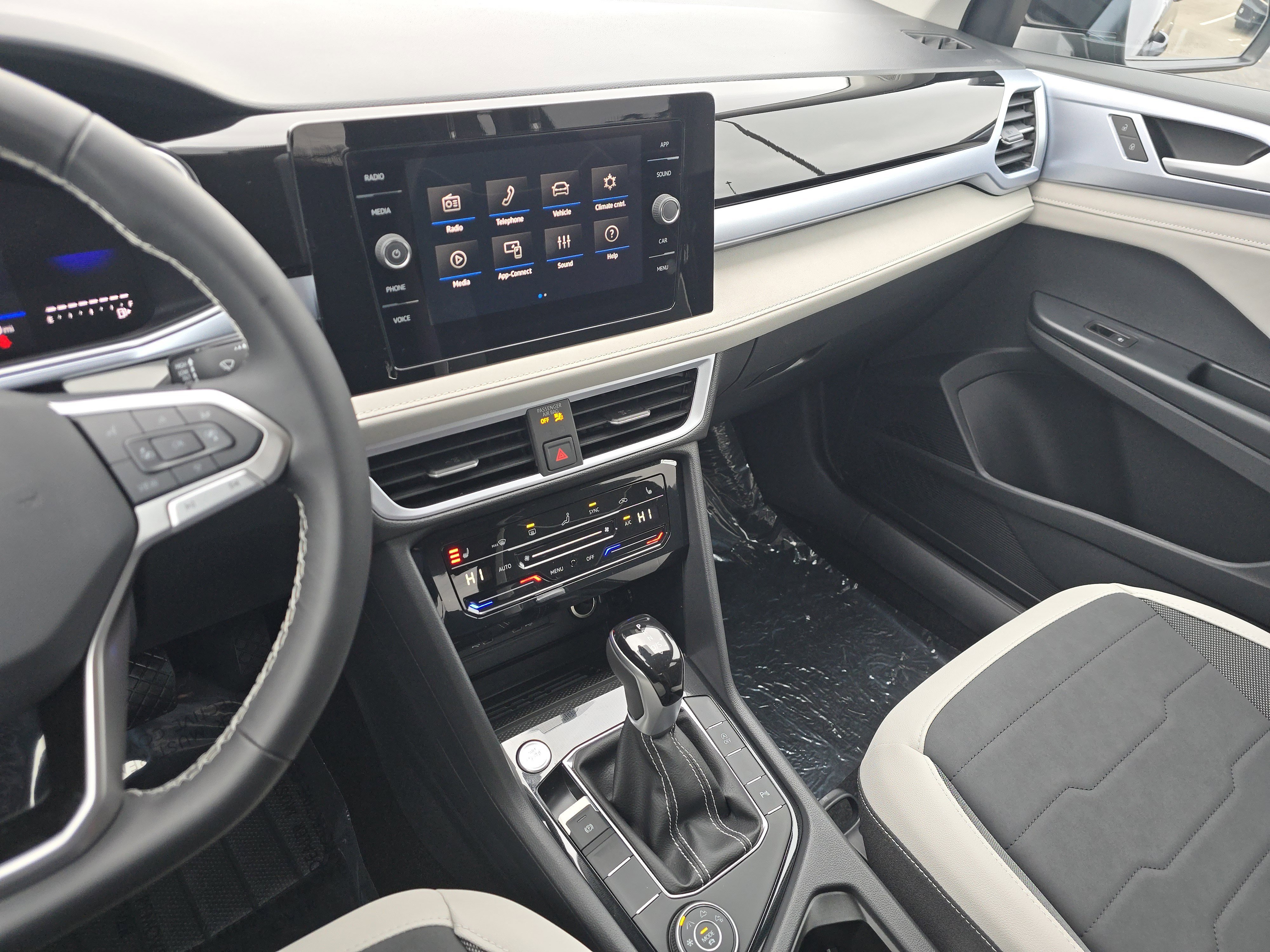 New 2026 Volkswagen Taos SE image 22