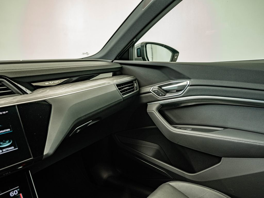 Used 2022 Audi e-tron Premium Plus w/ Premium Plus Package image 29