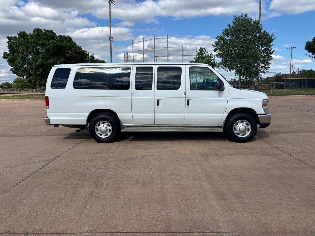 Used 2014 Ford E-350 and Econoline 350 XLT RWD image 25