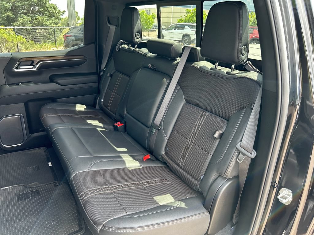 Used 2024 Chevrolet Silverado 1500 High Country w/ Technology Package AWD/4WD image 18