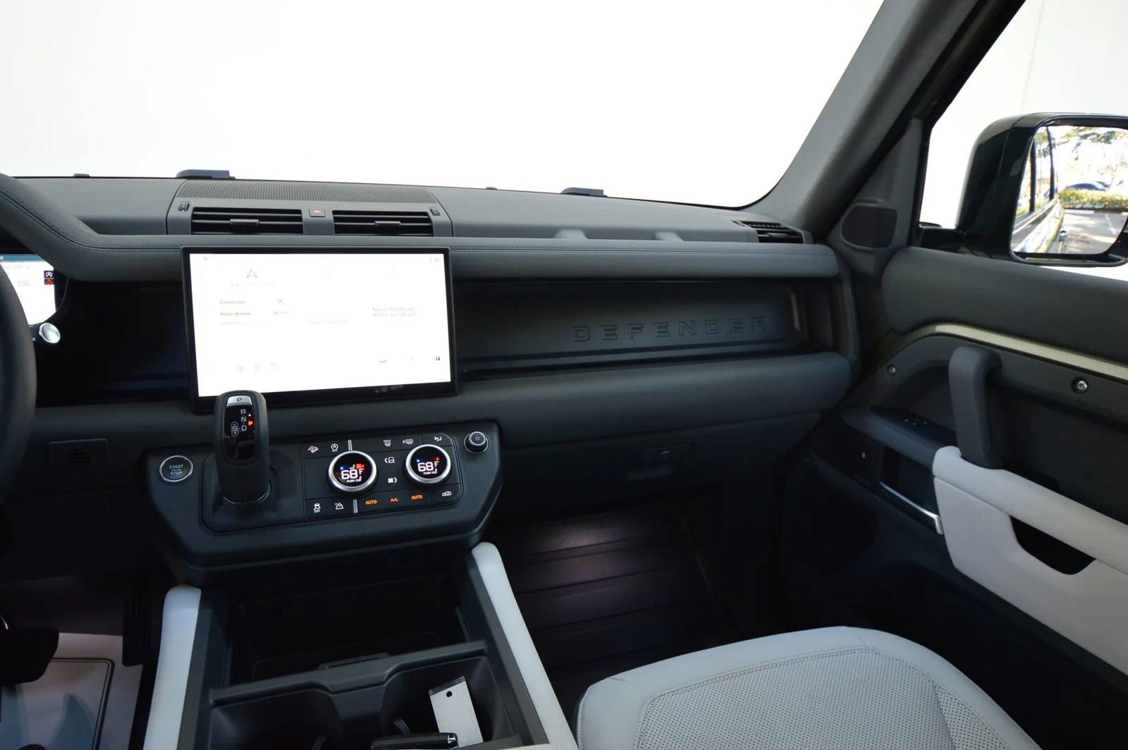 Used 2025 Land Rover Defender 110 X-Dynamic SE image 31