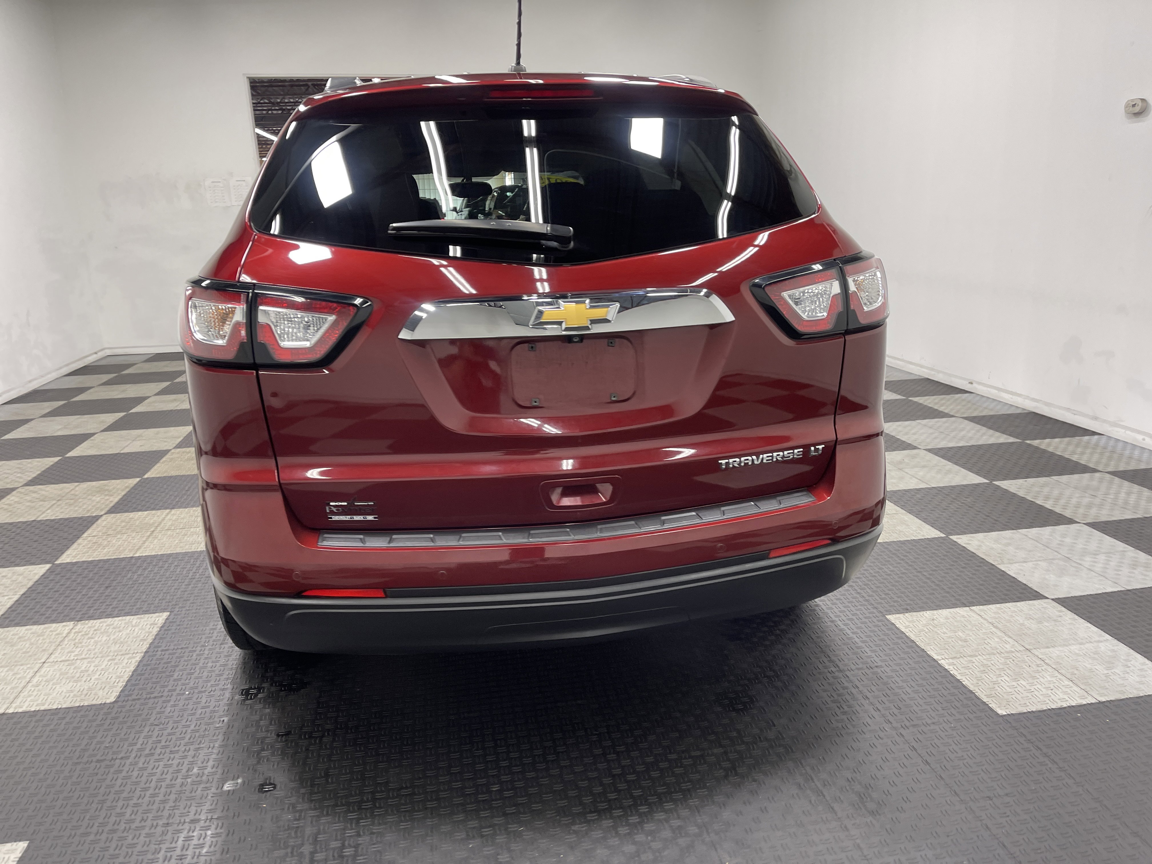 Used 2015 Chevrolet Traverse LT w/ Style and Technology Package image 3