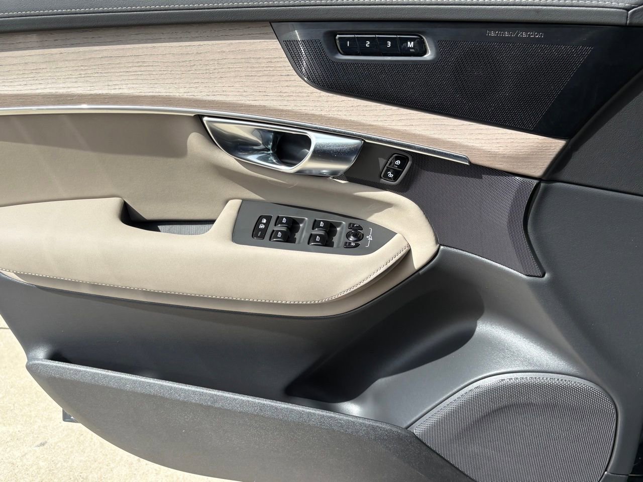 New 2026 Volvo XC90 B6 Plus w/ Protection Package Premier image 17