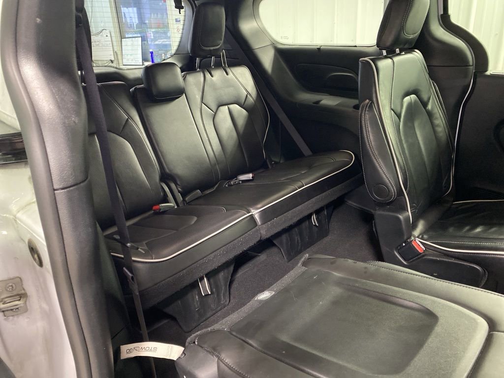 Used 2025 Chrysler Pacifica Limited image 18
