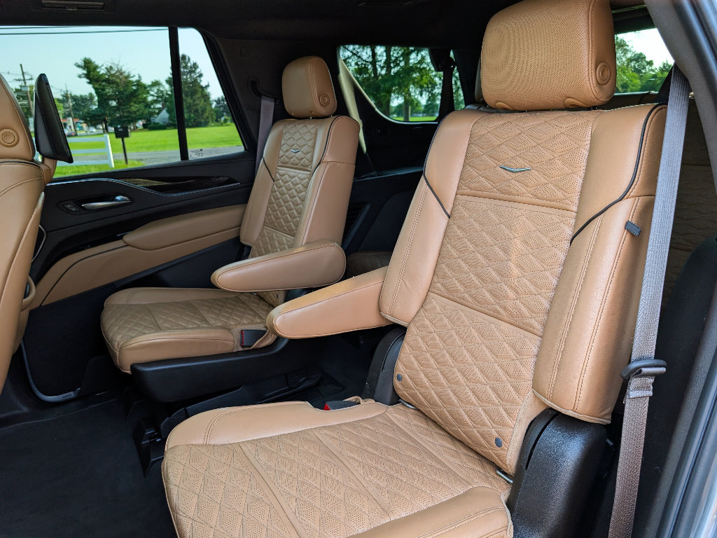 Used 2021 Cadillac Escalade Premium Luxury w/ LPO, Radiant Package AWD/4WD image 18