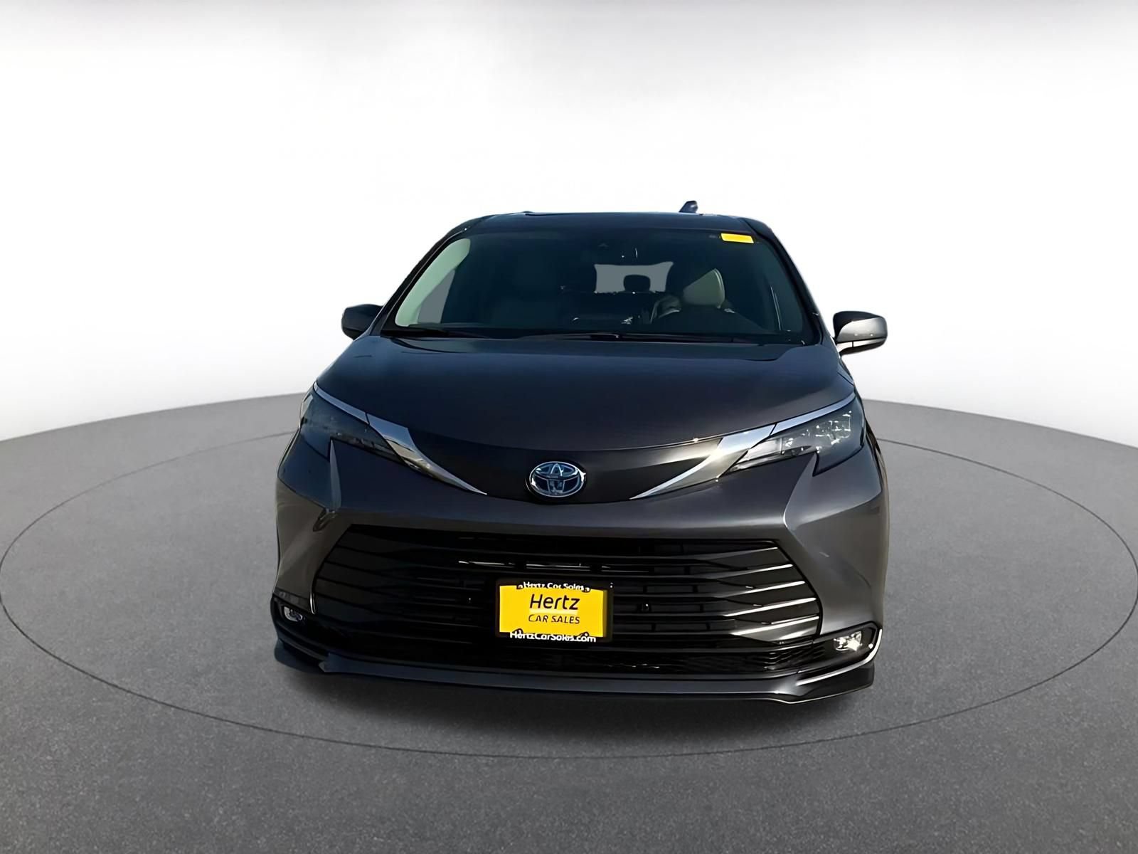 Used 2025 Toyota Sienna XLE FWD image 4