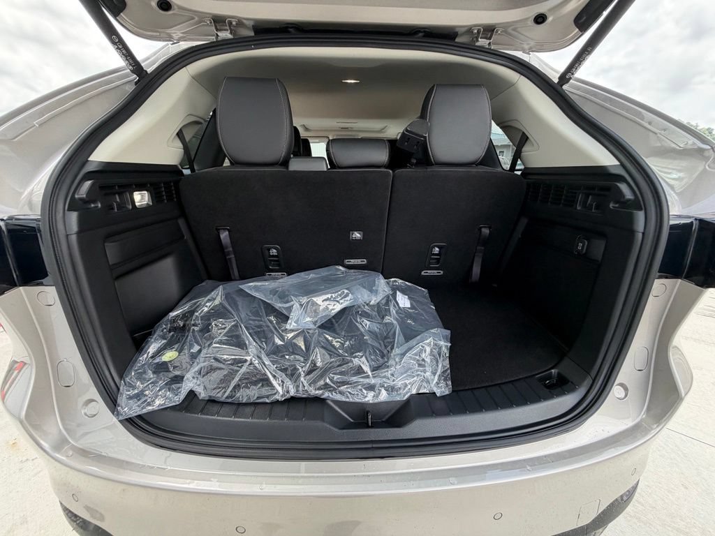 Certified 2025 MAZDA CX-90 Plug-In Hybrid w/ Preferred AWD/4WD image 8