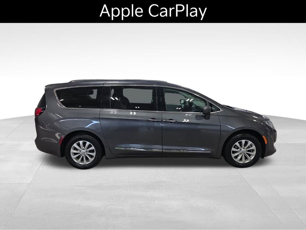 Used 2018 Chrysler Pacifica Touring-L image 7