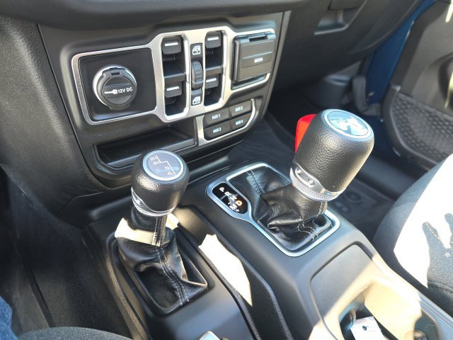 Used 2025 Jeep Wrangler Unlimited Sahara AWD/4WD image 25