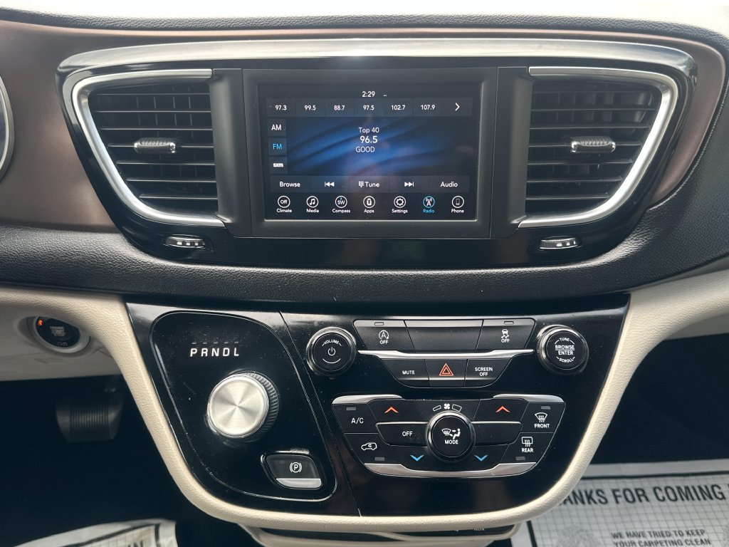 Used 2020 Chrysler Voyager Lxi FWD image 32