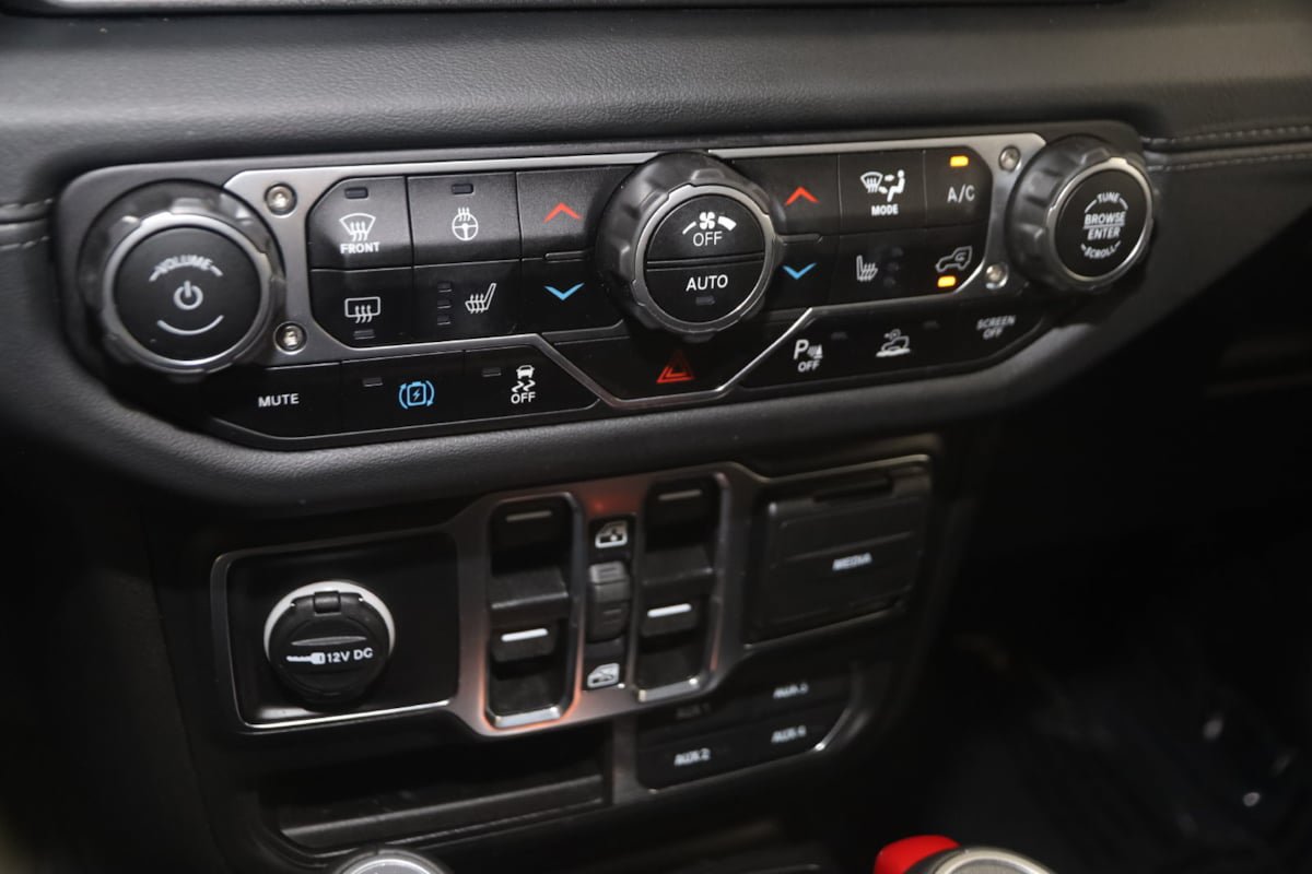 Used 2024 Jeep Wrangler High Altitude AWD/4WD image 26