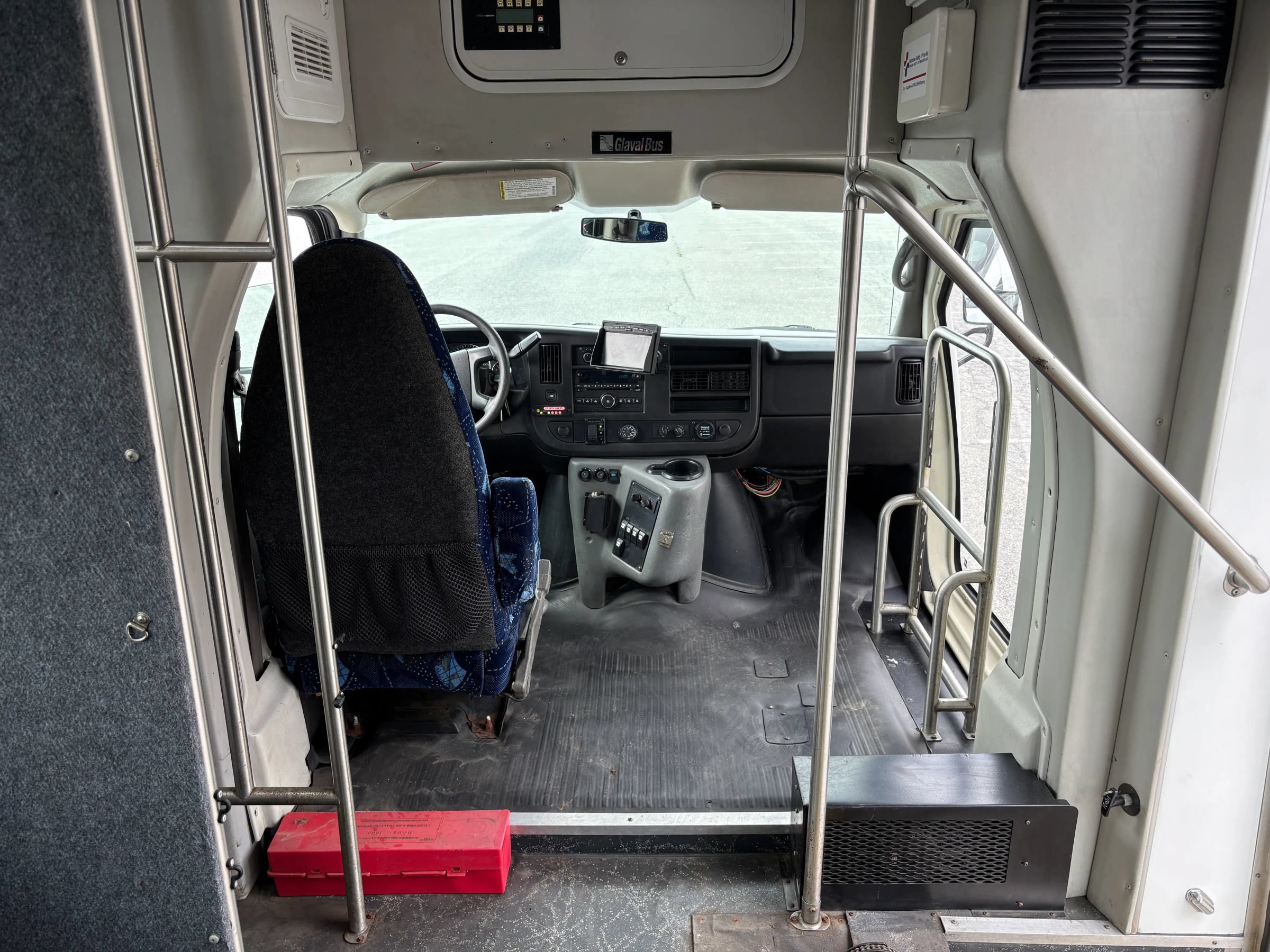 Used 2015 Chevrolet Express 4500 w/ Shuttle Bus Package RWD image 27