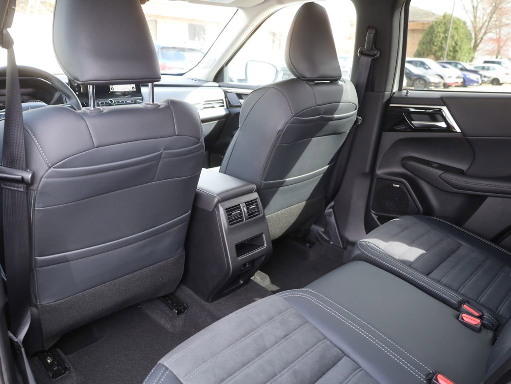 New 2025 Mitsubishi Outlander SE image 29