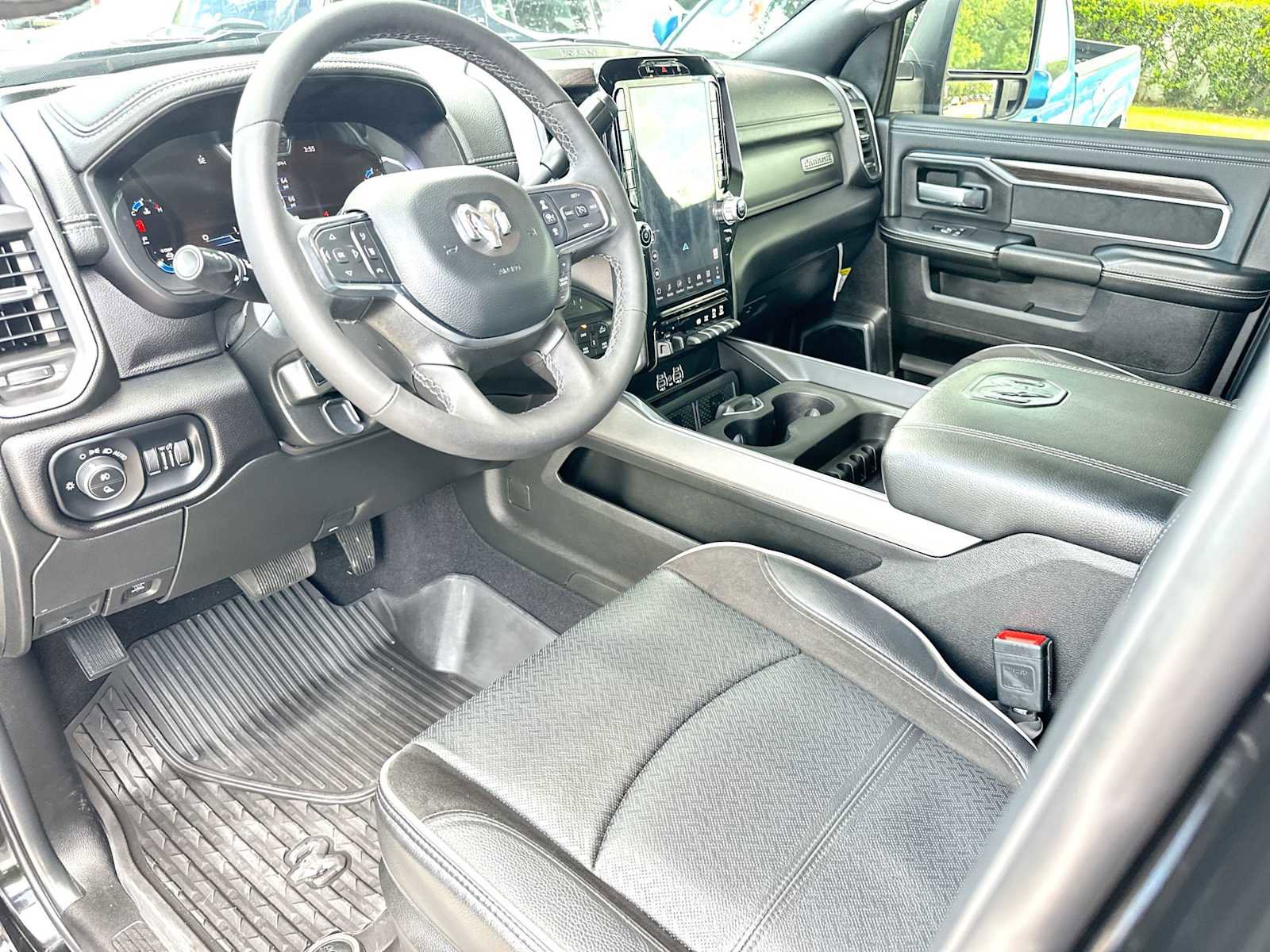 Used 2025 RAM 2500 Laramie AWD/4WD image 18