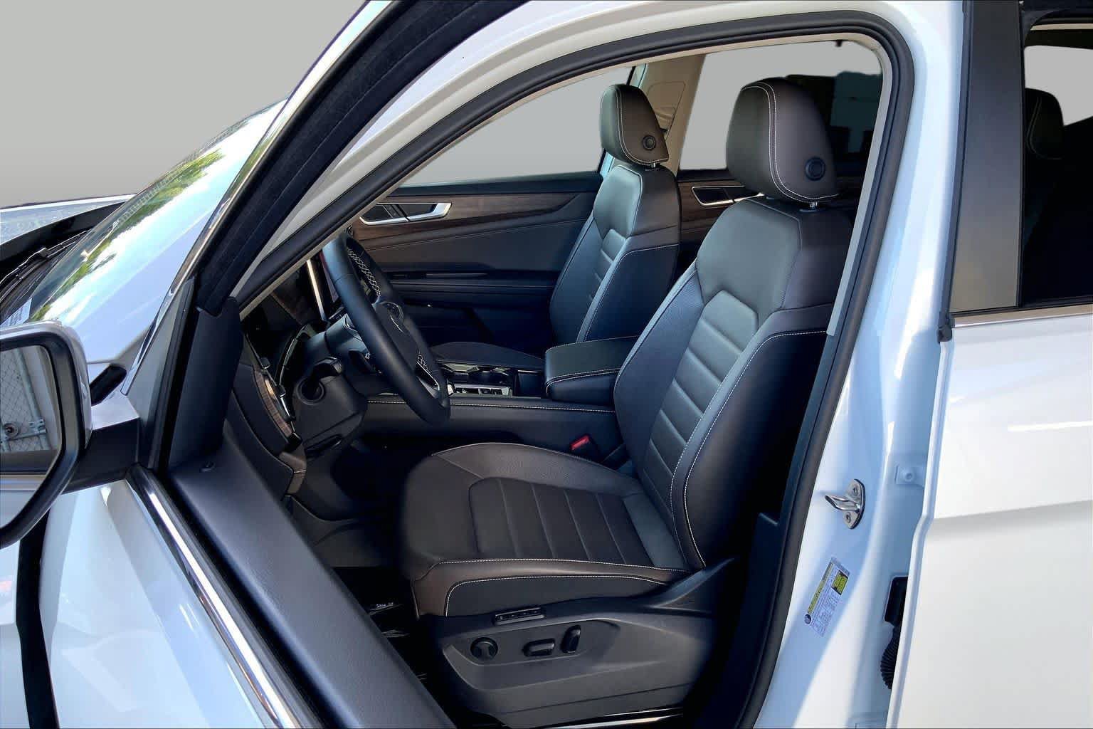 Used 2025 Volkswagen Atlas SEL AWD/4WD image 8
