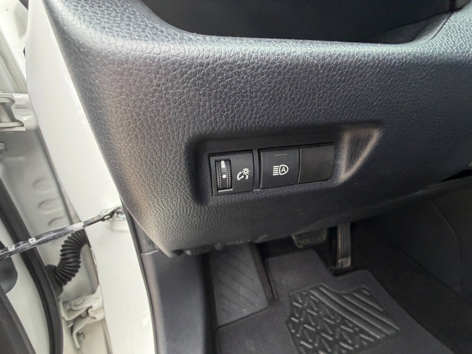 Used 2020 Toyota RAV4 LE FWD image 9