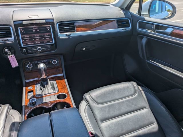 Used 2014 Volkswagen Touareg TDI image 18