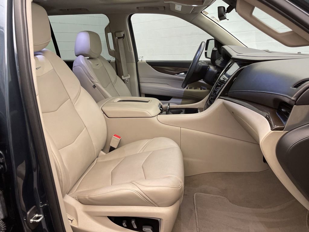 Used 2020 Cadillac Escalade Luxury w/ LPO, Radiant Package AWD/4WD image 25