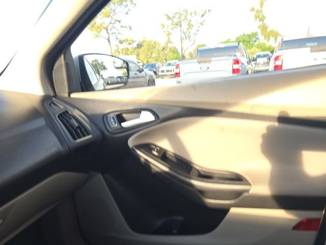 Used 2018 Ford Focus SE FWD image 15