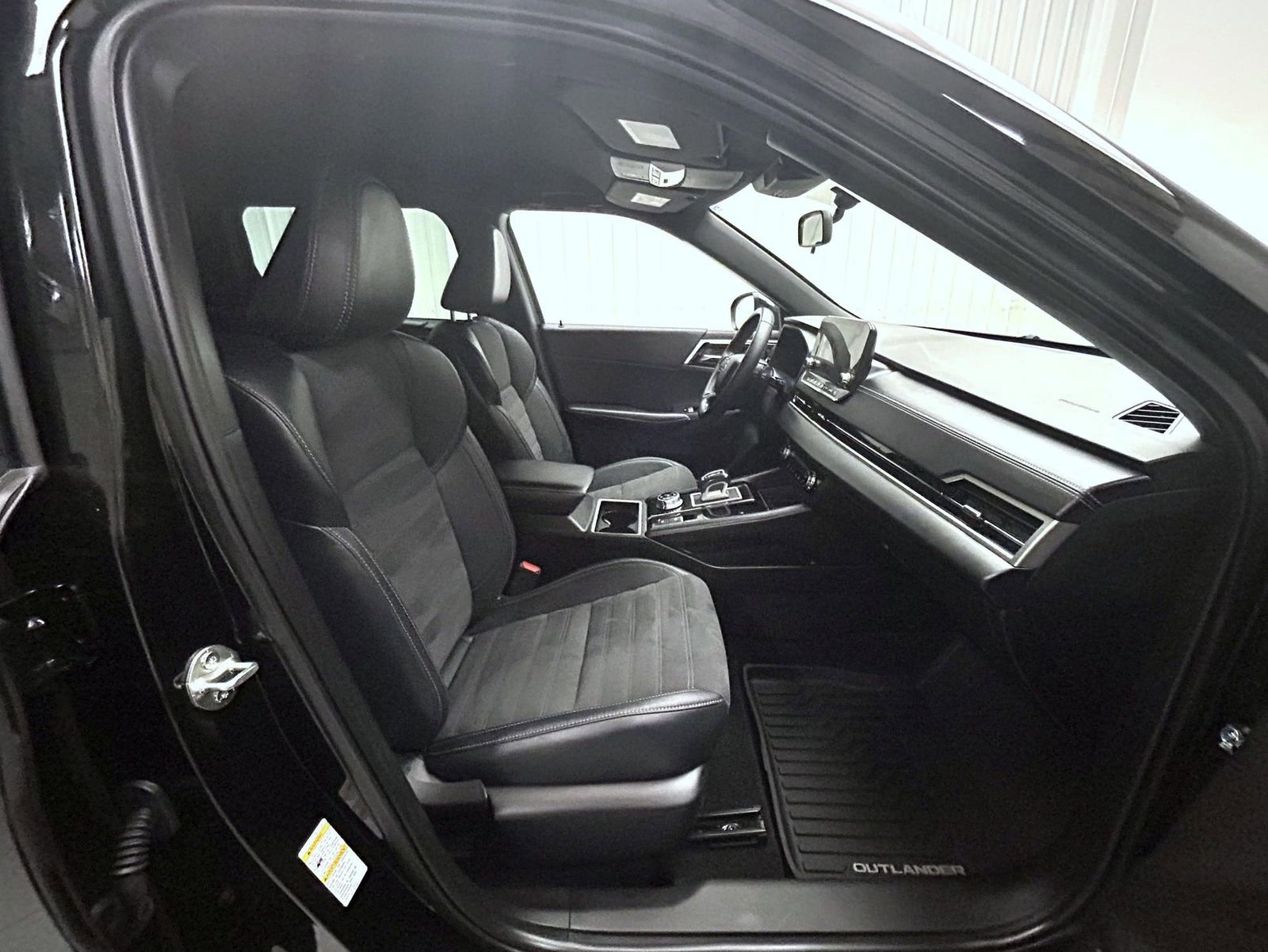 Used 2023 Mitsubishi Outlander SE Black Edition image 15