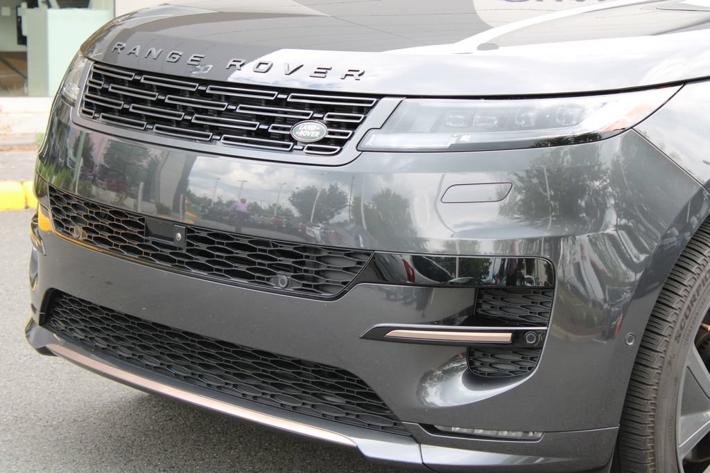 Used 2025 Land Rover Range Rover Sport Dynamic SE AWD/4WD image 2