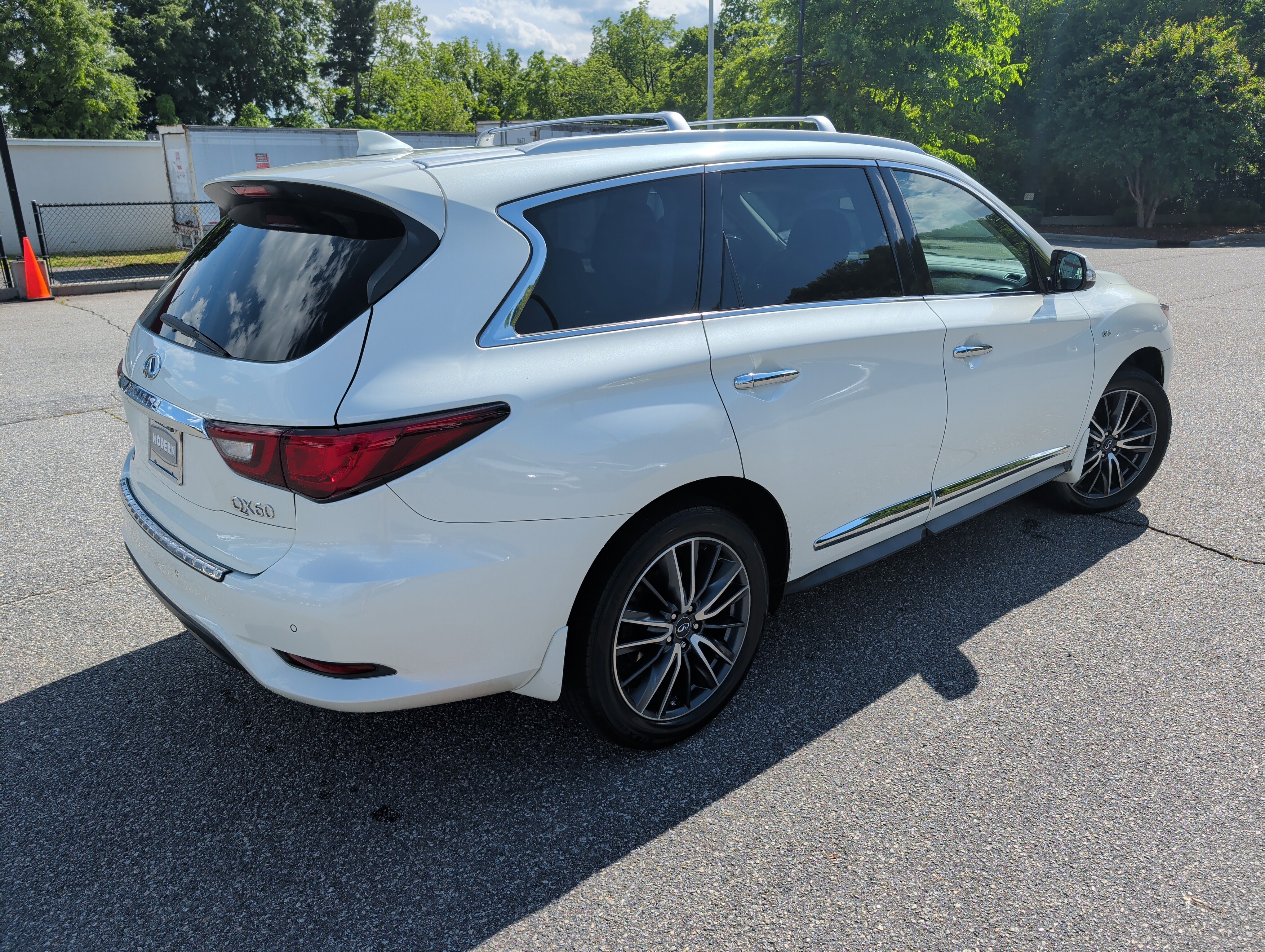 Used 2019 INFINITI QX60 Luxe w/ Sensory Package AWD/4WD image 4
