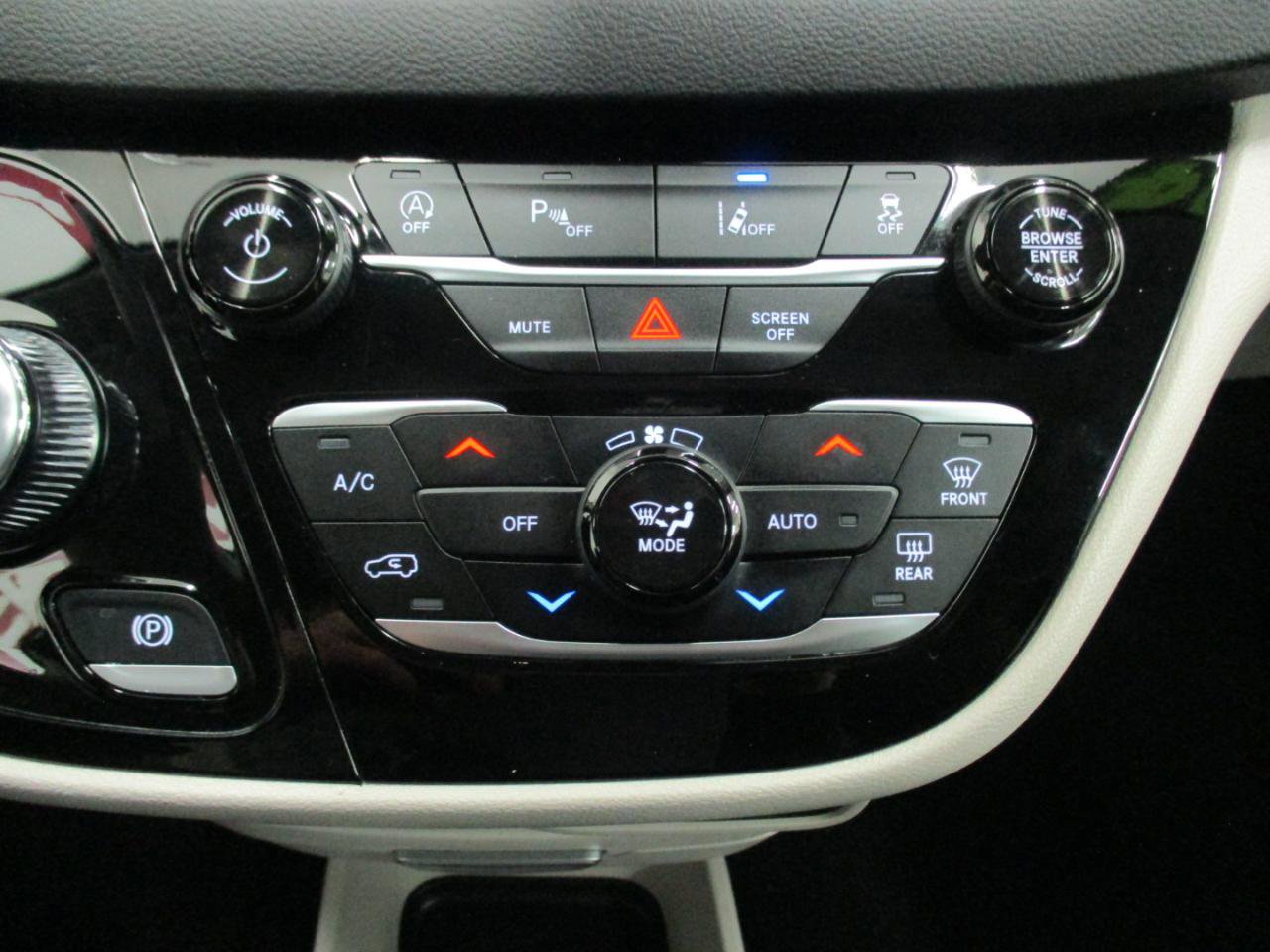 Used 2024 Chrysler Pacifica Touring-L image 25