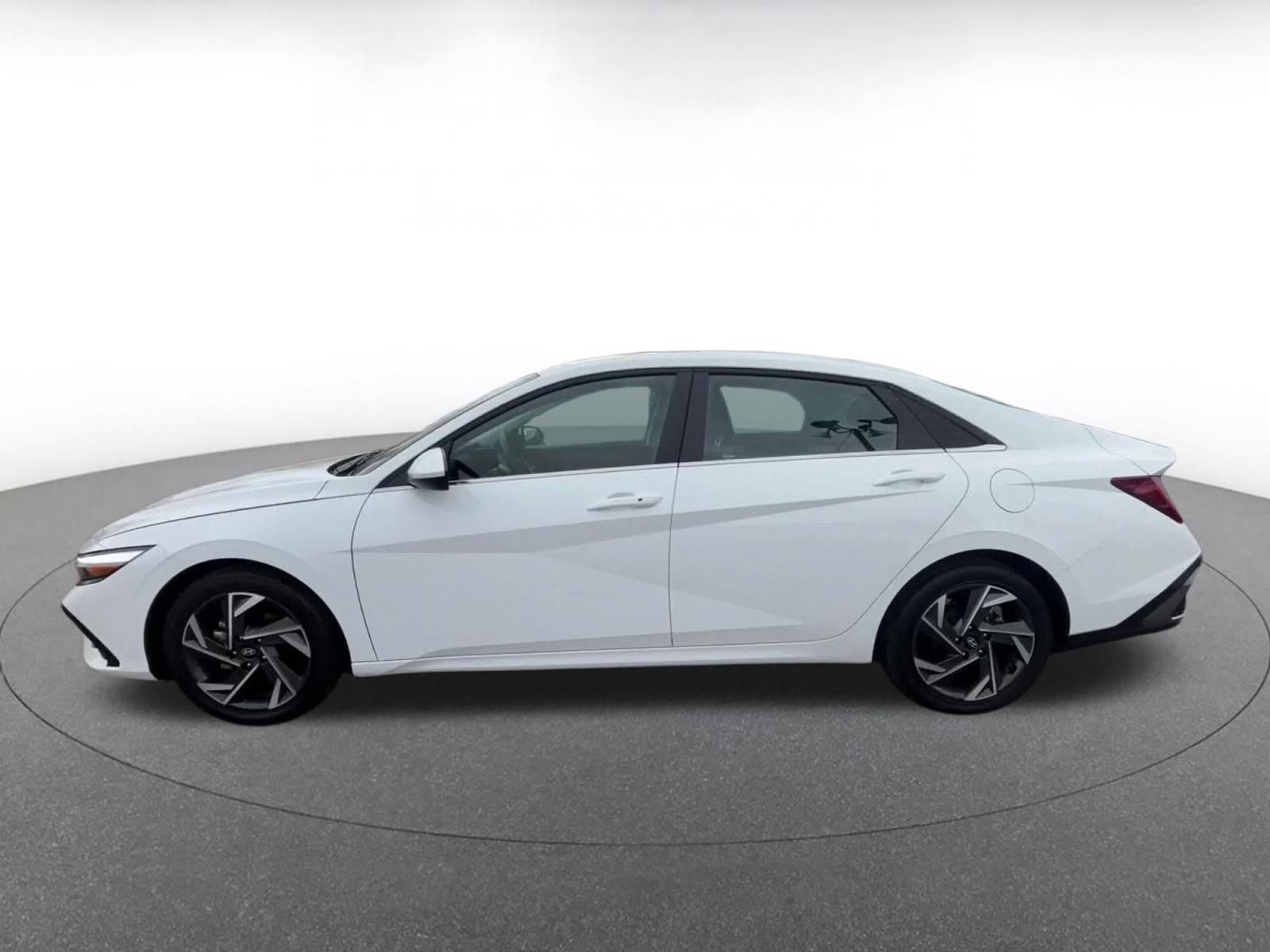 Used 2025 Hyundai Elantra SEL FWD image 9