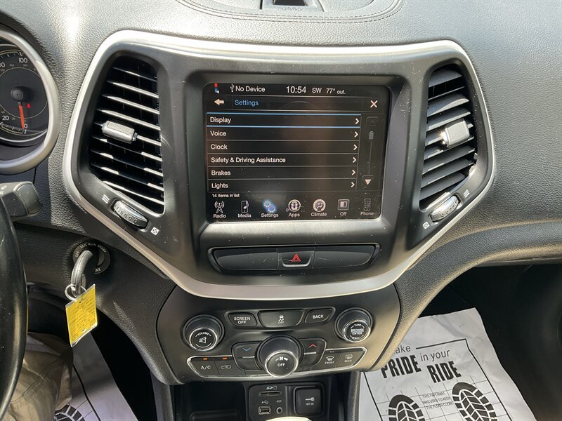 Used 2016 Jeep Cherokee Latitude FWD image 32