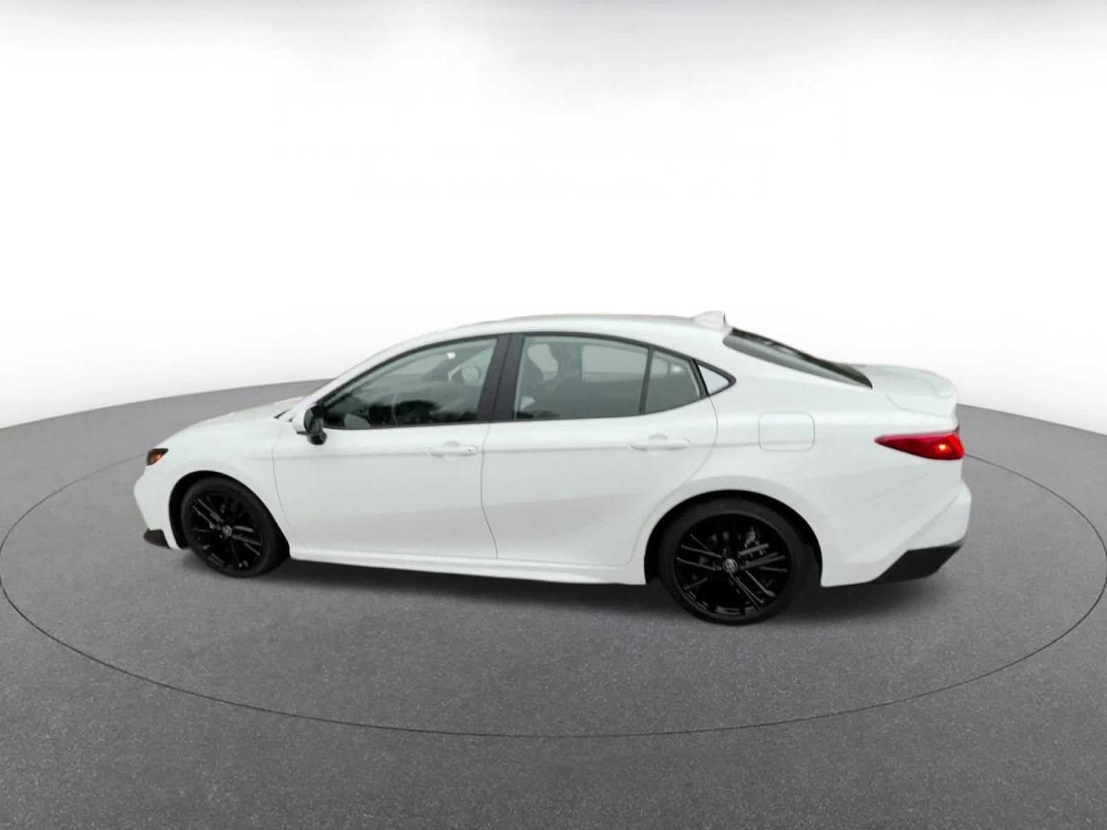 Used 2025 Toyota Camry SE image 9