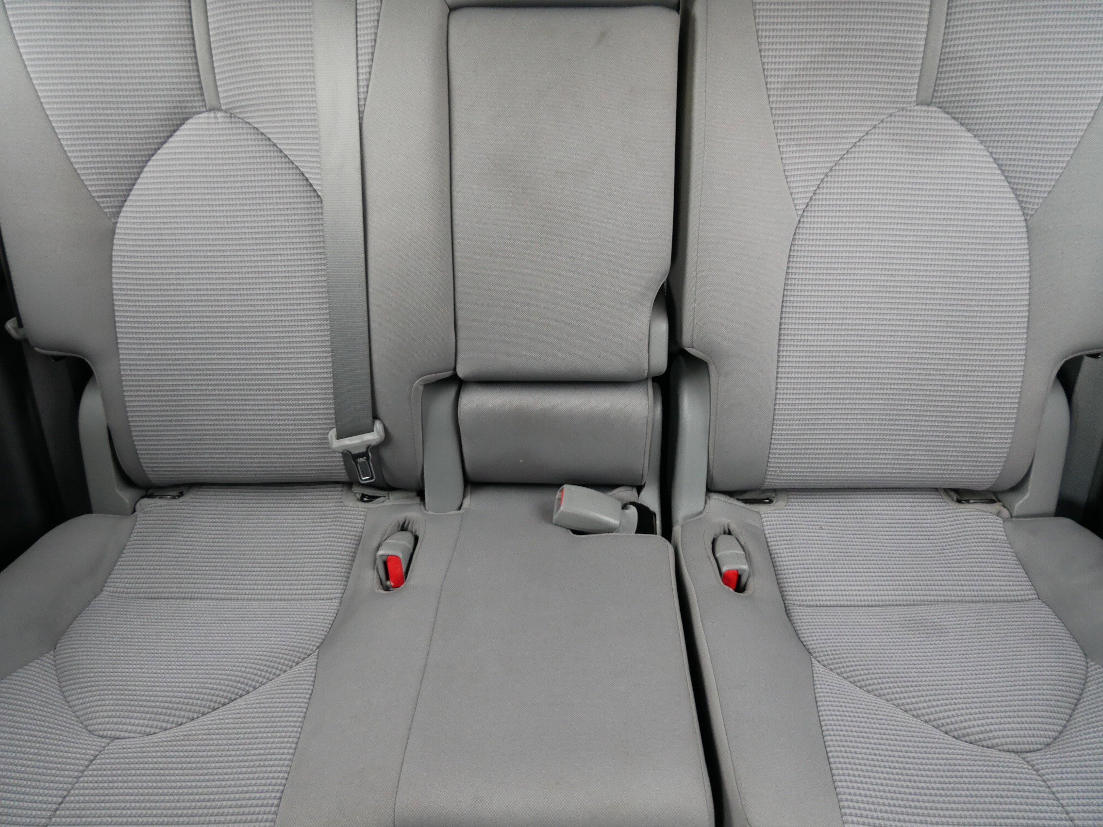 Used 2022 Toyota Highlander LE AWD/4WD image 13