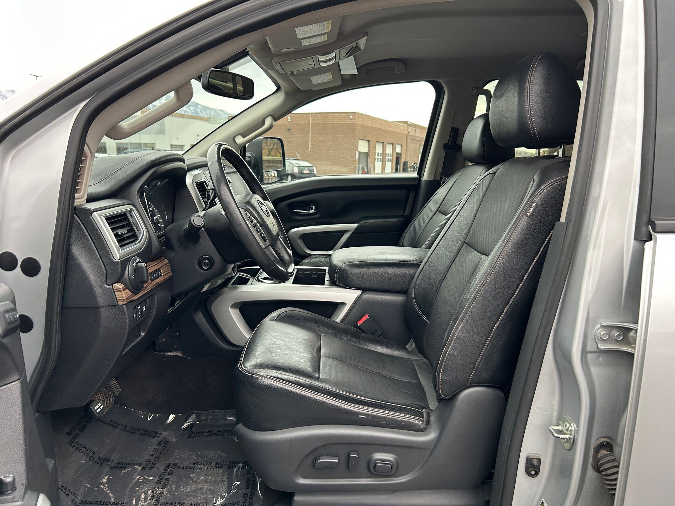 Used 2017 Nissan Titan SL image 11