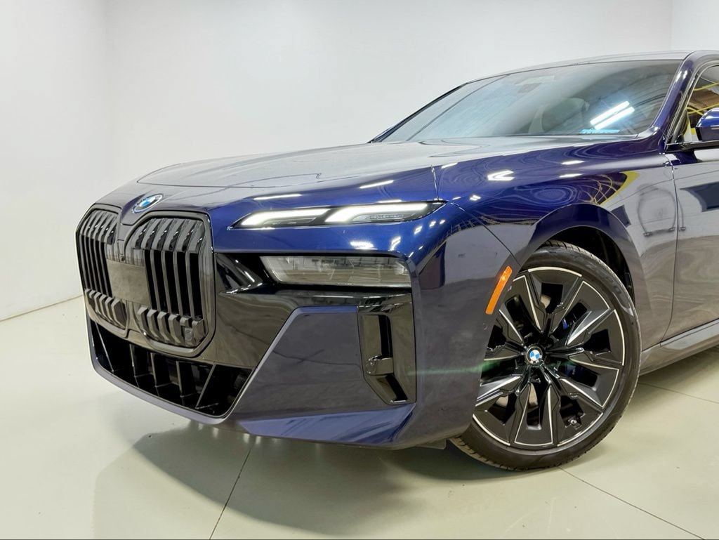 Used 2023 BMW i7 xDrive60 AWD/4WD image 5