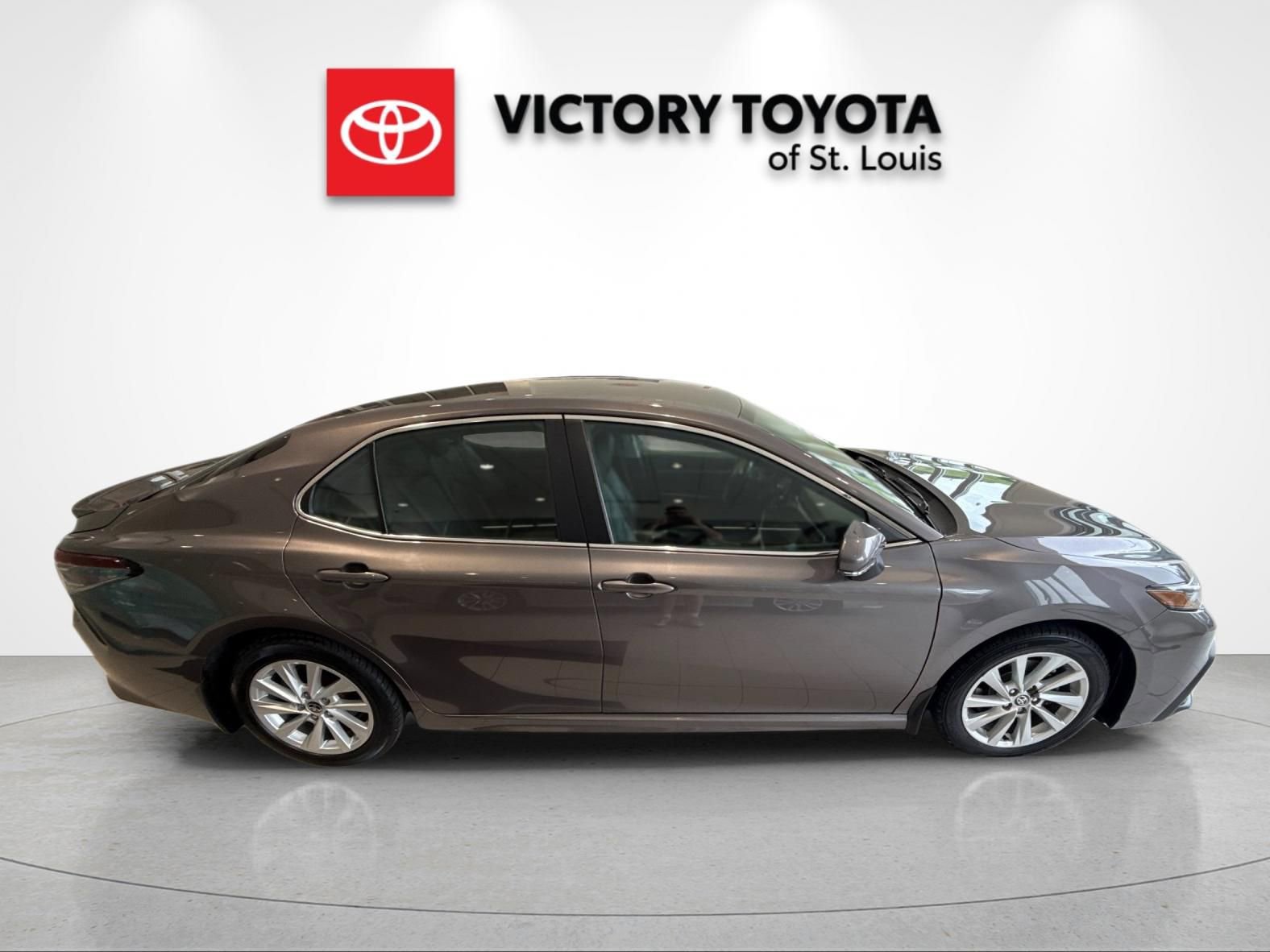 Used 2023 Toyota Camry SE FWD image 2