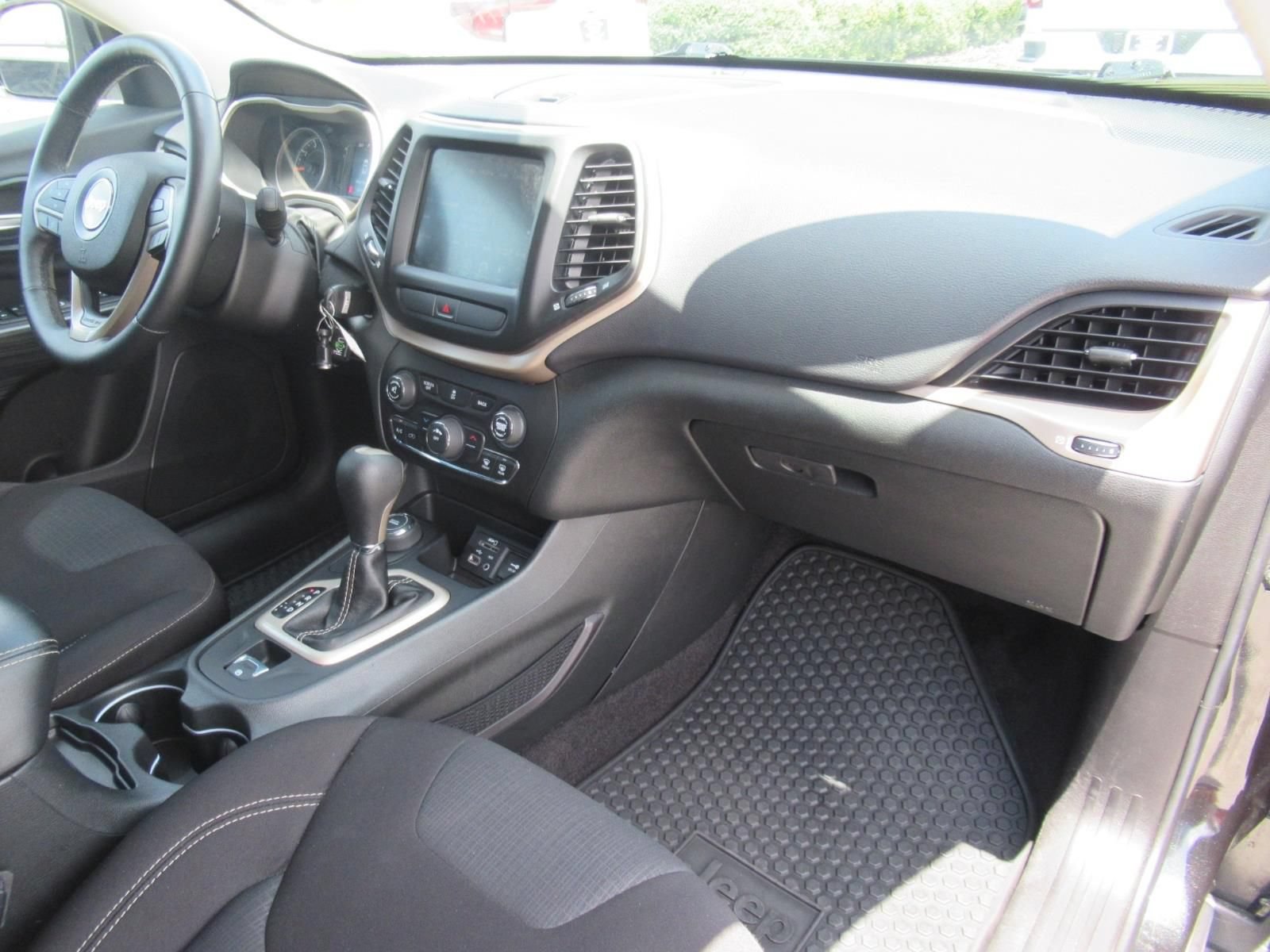 Used 2015 Jeep Cherokee Latitude w/ Cold Weather Group AWD/4WD image 11