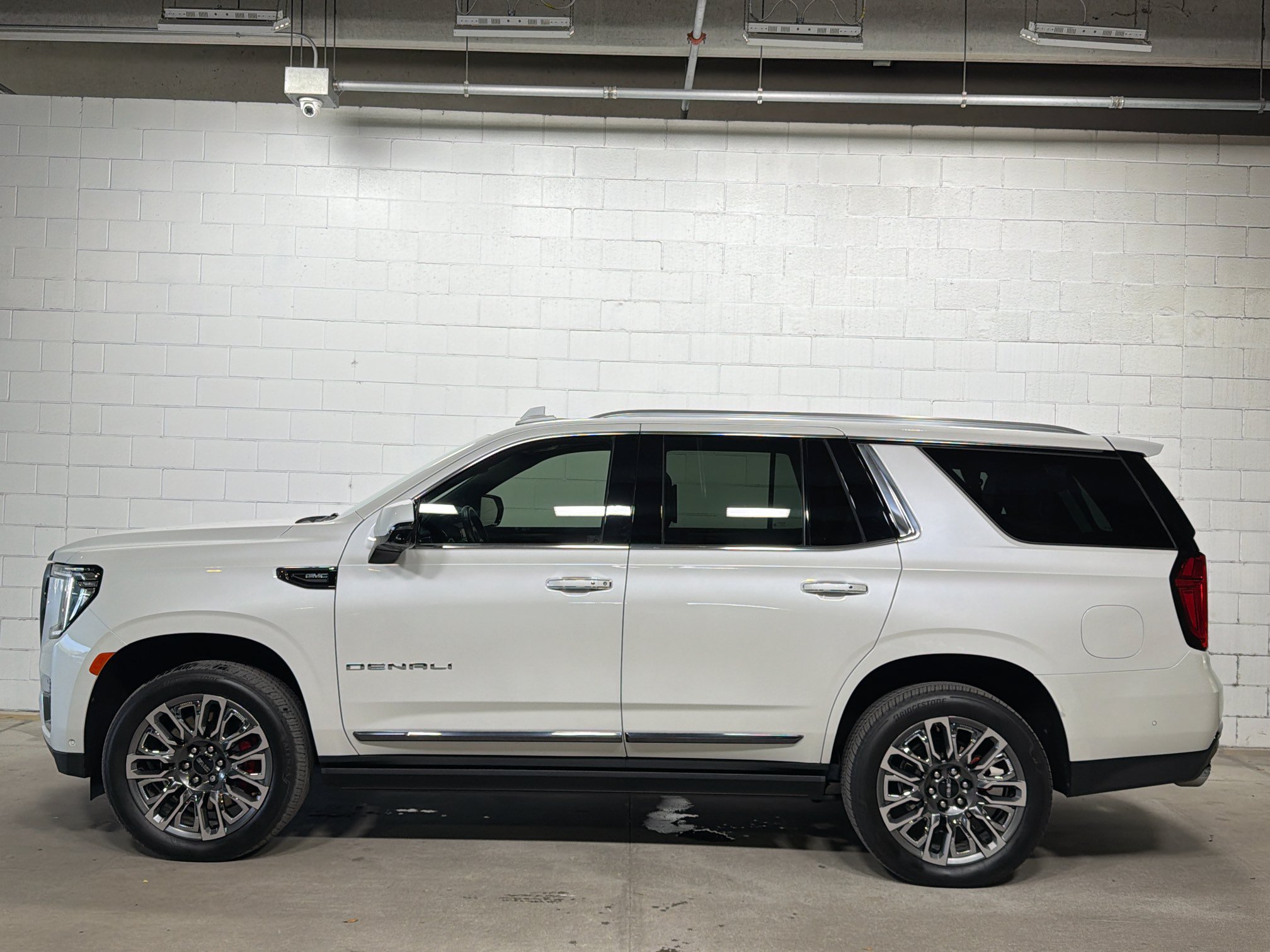 Used 2023 GMC Yukon Denali Ultimate AWD/4WD image 2