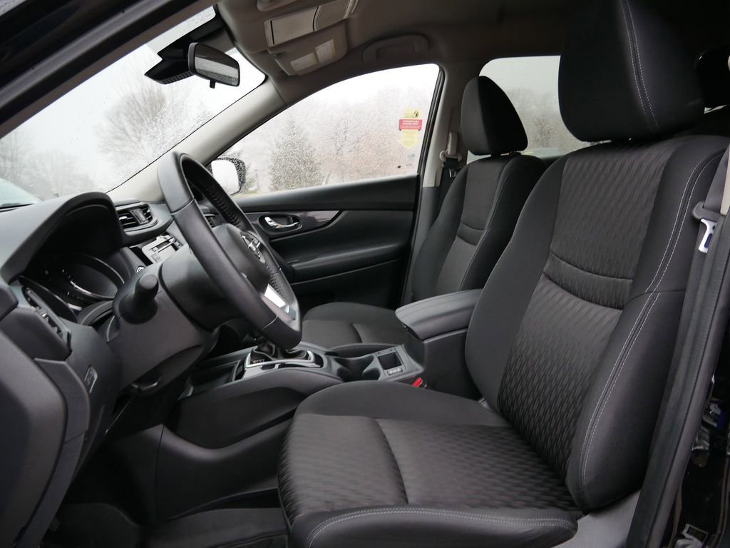 Used 2020 Nissan Rogue SV image 3