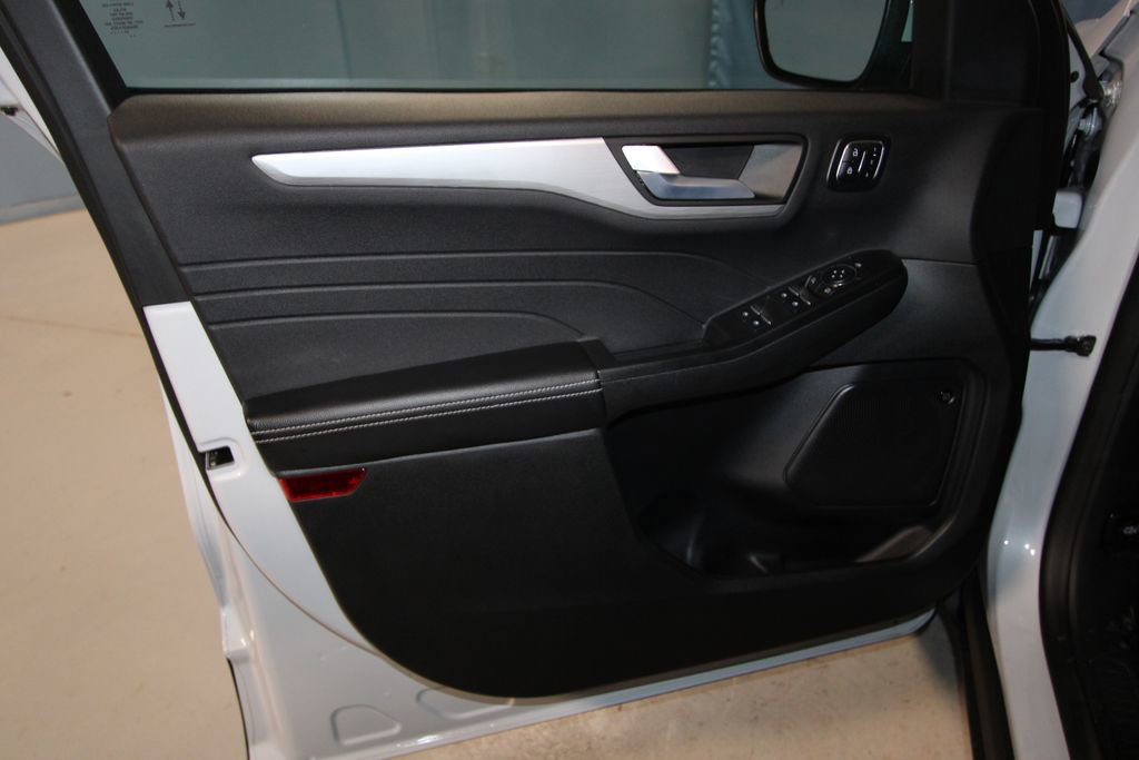 Used 2025 Ford Escape Platinum w/ Premium Technology Package image 5